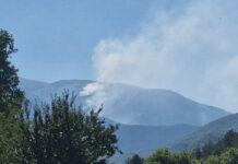 Експлозии на мини прекратиха потушаването на пожара в планината Славянка