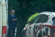 Костадинов сниман пред офиса на застрахователната брокерска компания на Ивелин Михайлов