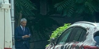 Костадинов сниман пред офиса на застрахователната брокерска компания на Ивелин Михайлов