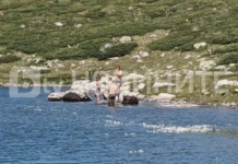Въпреки забраната група туристи се изкъпаха в едно от Седемте рилски езера