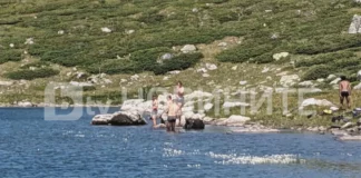 Въпреки забраната група туристи се изкъпаха в едно от Седемте рилски езера