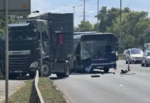 Тир блъсна автобус от градския транспорт в Бургас, има пострадали