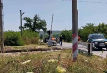 80-годишен шофьор оцеля по чудо, след като автомобилът му беше пометен от влак