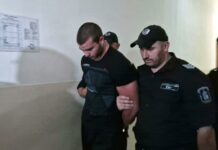 Полицаят, счупил челюстта на студент в бар на плажа, остава в ареста