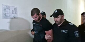 Полицаят, счупил челюстта на студент в бар на плажа, остава в ареста