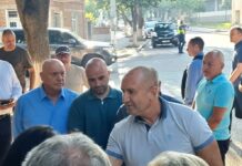 След овладяване на пожара във Воден, Радев отиде там да си прави пиар. Прати останалите без покрив хора в бежанските центрове