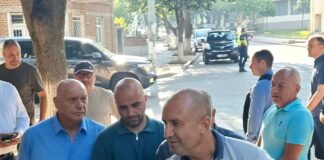 След овладяване на пожара във Воден, Радев отиде там да си прави пиар. Прати останалите без покрив хора в бежанските центрове