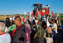 Лозари блокираха кръстовище на пътя от Бургас към Слънчев бряг