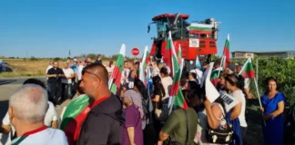 Лозари блокираха кръстовище на пътя от Бургас към Слънчев бряг