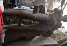 Вдигнаха с кран уникалната статуя на Хермес