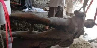 Вдигнаха с кран уникалната статуя на Хермес