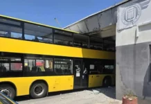 Двуетажен автобус се заклещи в гараж в София