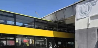 Двуетажен автобус се заклещи в гараж в София