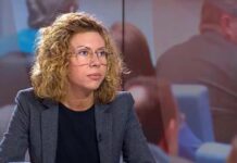 Освен в МВР Даниел Митов изглежда работи и в „Мета“ – депутатката Кристина Петкова от ПП/ДБ му се скара за свалената от фейсбук страница на „Елфите“