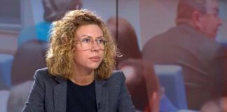 Освен в МВР Даниел Митов изглежда работи и в „Мета“ – депутатката Кристина Петкова от ПП/ДБ му се скара за свалената от фейсбук страница на „Елфите“