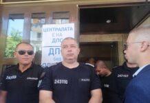 Депутати и активисти на ДПС влязоха с полиция в затворената централа на партията