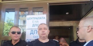 Депутати и активисти на ДПС влязоха с полиция в затворената централа на партията