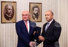 Радев връчи втори мандат на Главчев, очаква промени в правителството