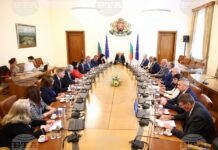 Служебният кабинет търси вариант за 100 лв. коледна добавка към пенсиите