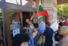 Протестиращи нахлуха в община Дупница, нямат вода