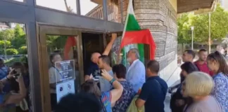 Протестиращи нахлуха в община Дупница, нямат вода