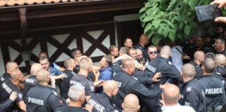 Напрежение пред сараите в Бояна, поддръжници на Доган се опитват да нахлуят, блъскат полицаите