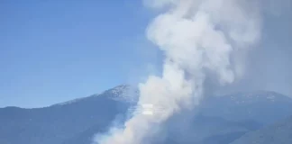 Пожар бушува опасно близо до югозападното село Сенокос