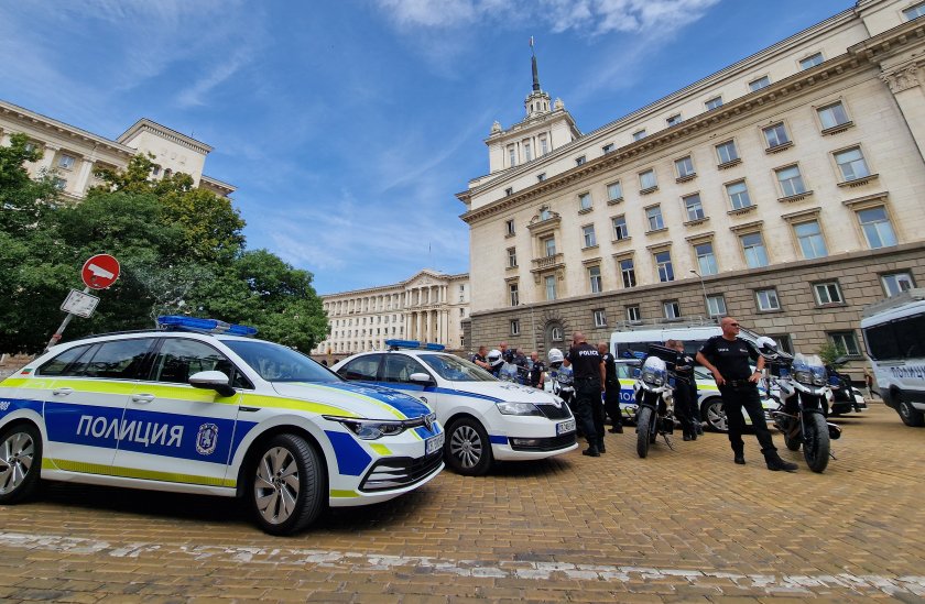 Служители на МВР се събраха пред сградата на президентството на