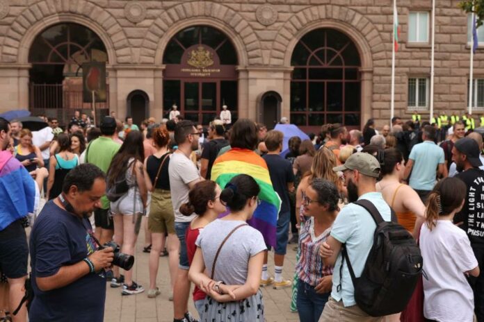 991-ratio-protest-kontraprotest-lgbt