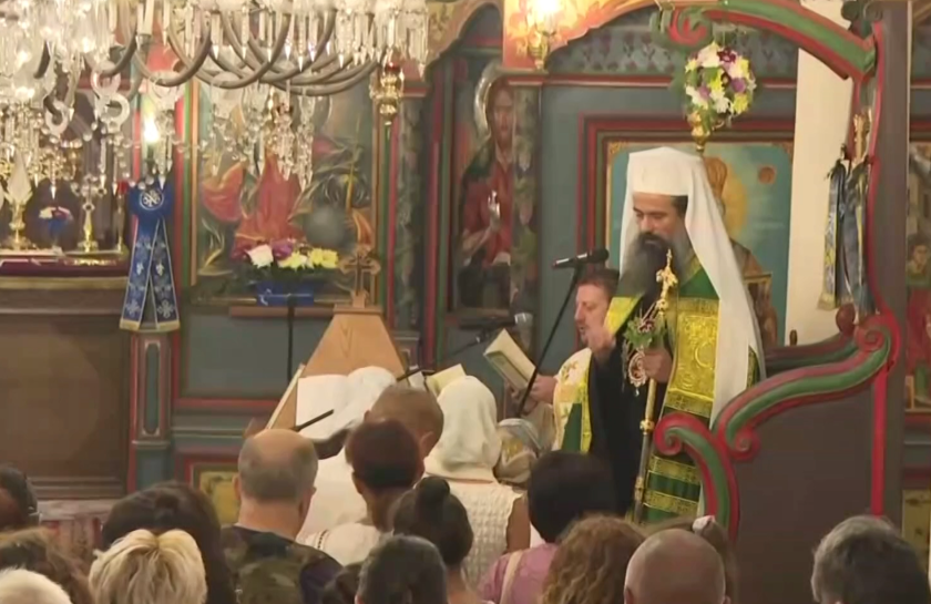 В деня на Успението на Пресвета Богородица стотици вярващи от