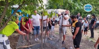 Сагата с крокодила продължава, десетки граждани, чиновници и полицаи са обсадили гьола, чудят се какво да правят с Кроко