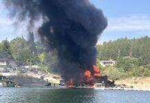 Пожар изпепели плаващ ресторант в язовир „Кърджали“, клиенти бягат на брега (Видео)