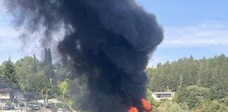 Пожар изпепели плаващ ресторант в язовир „Кърджали“, клиенти бягат на брега (Видео)