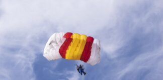 Парашутисти паднаха върху кола в Софийско