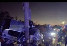 Кола се заби в стълб в София, жена е тежко пострадала