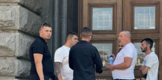 Двете крила на ДПС чакат пред ЦИК в надпревара да регистрират партията за вота