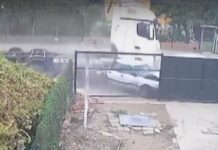 Тир помете четири автомобила и се вряза в оградата на къща в Лом