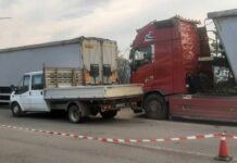 Микробус затисна пешеходци в тир – двама загинаха, трети е в болница