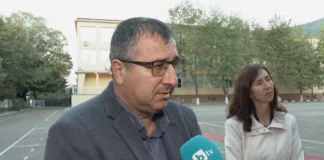 Четири деца биха съученик по време на час