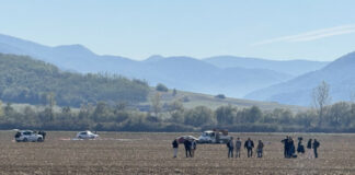 Двамата парашутисти скочили от балон, заради гъста мъгла отворили късно парашутите си