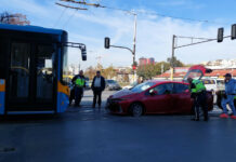 Автобус и две коли се удариха на кръстовище в София