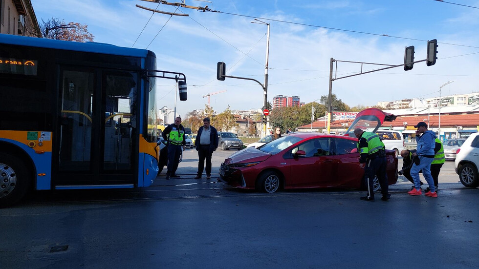 Катастрофа с автобус №60 и два леки автомобила затруднява движението