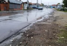 Фекални води се изливат в столичен квартал, общината нехае (СНИМКИ)