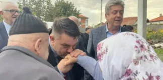 Зафиров целува ръка на възрастна жена и зове да бъдем по-добри хора