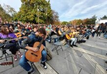 Първото по рода си масово свирене на китари в памет на Кирил Маричков