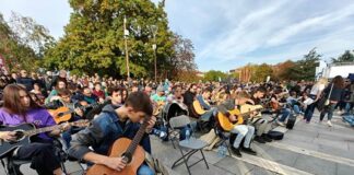Първото по рода си масово свирене на китари в памет на Кирил Маричков