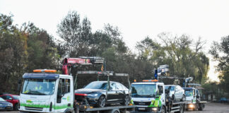 МВР изнася с „паяци“ конфискуваните коли, задръстили паркингите пред районните полицейски управления в София