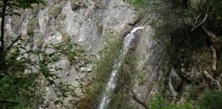 Млада жена се самоуби, скочи от 30-метров водопад