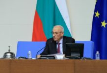 Силви Кирилов прекъсна заседанието на парламента, то продължава в сряда