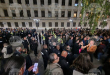 Актьори и студенти бранят постановката на Малкович, полицаи с кордон пред Народния театър